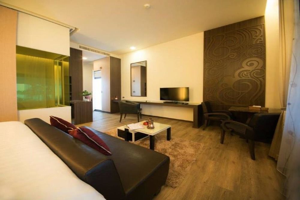 The Beverly Hills Hotel Nakhonratchasima Exterior foto