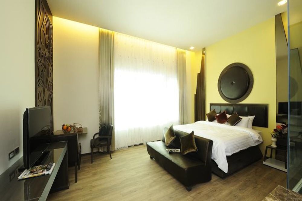 The Beverly Hills Hotel Nakhonratchasima Exterior foto