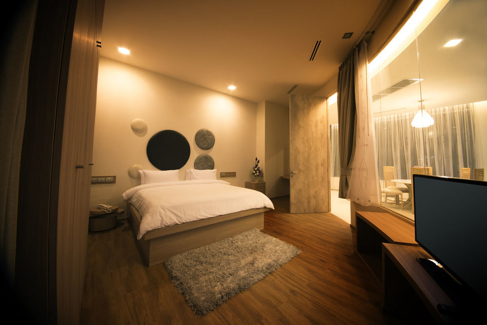 The Beverly Hills Hotel Nakhonratchasima Exterior foto