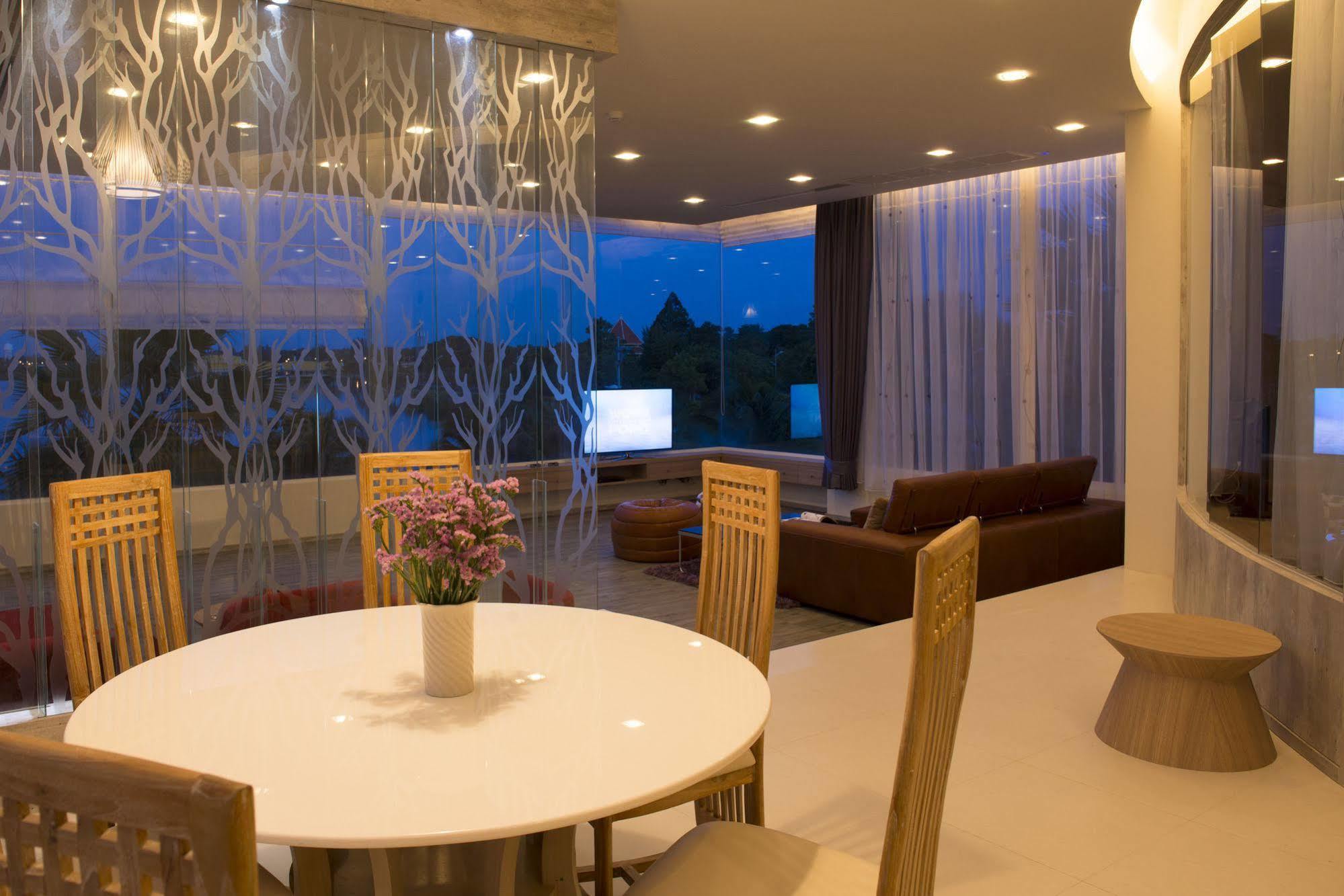The Beverly Hills Hotel Nakhonratchasima Exterior foto