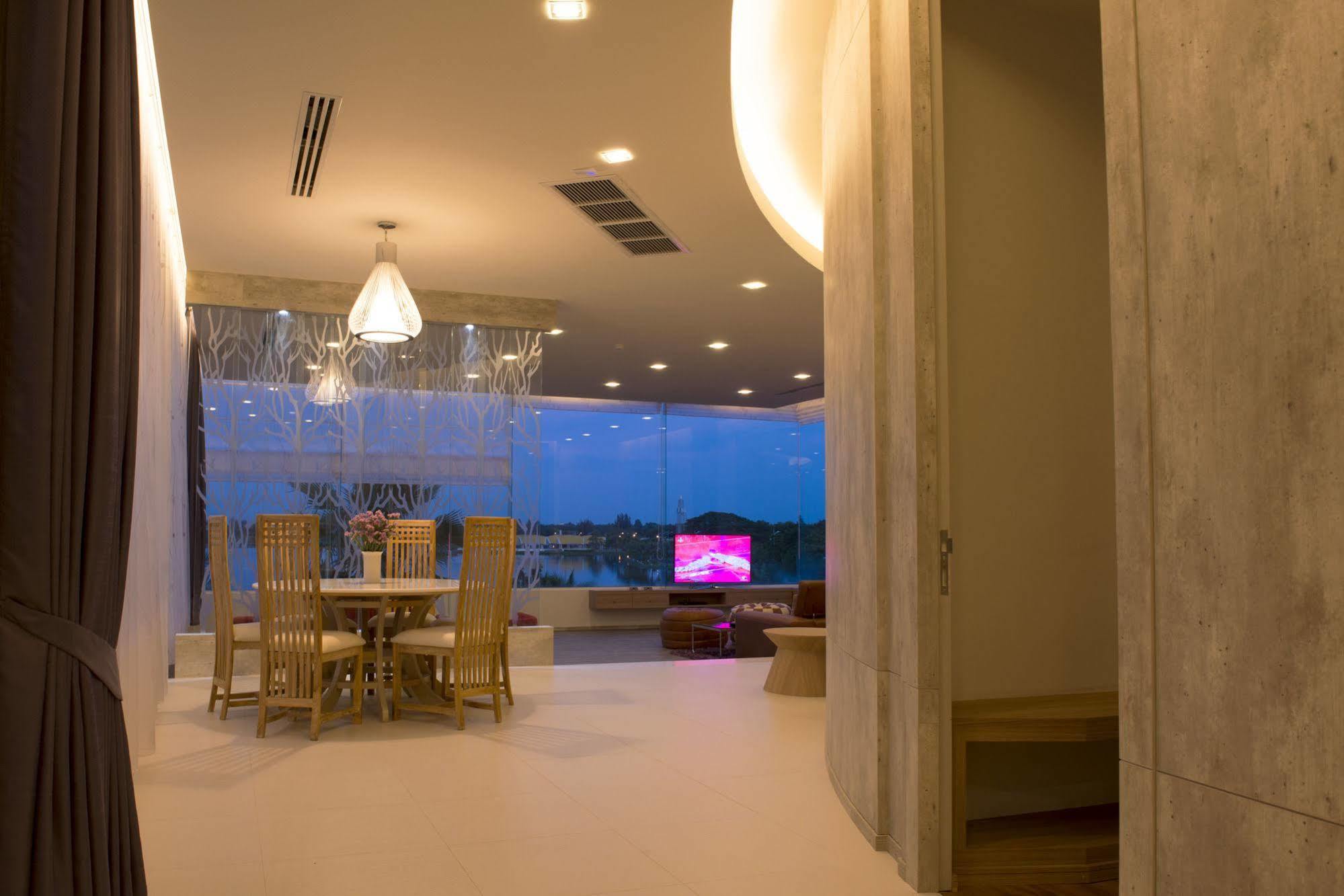 The Beverly Hills Hotel Nakhonratchasima Exterior foto