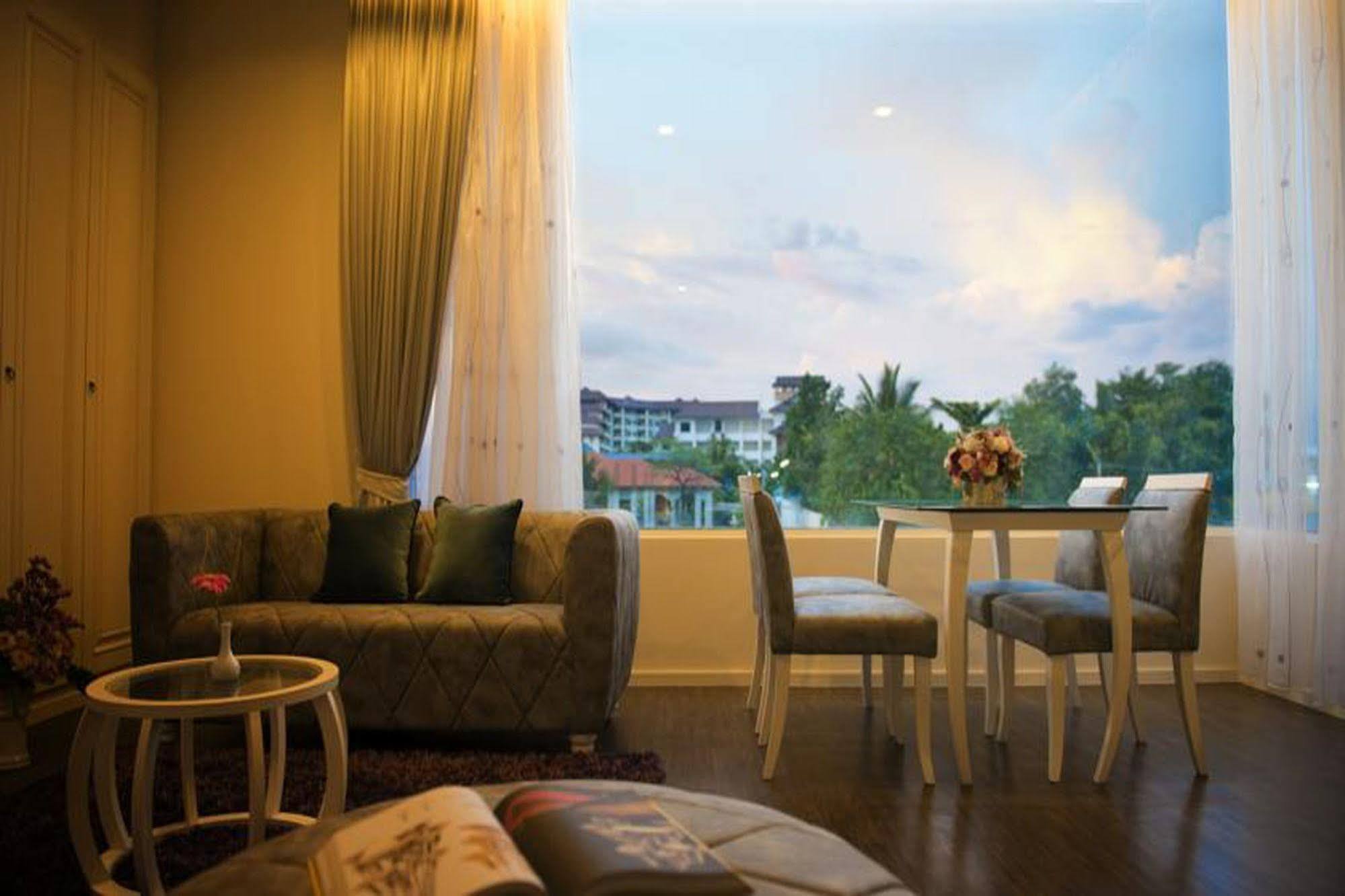 The Beverly Hills Hotel Nakhonratchasima Exterior foto