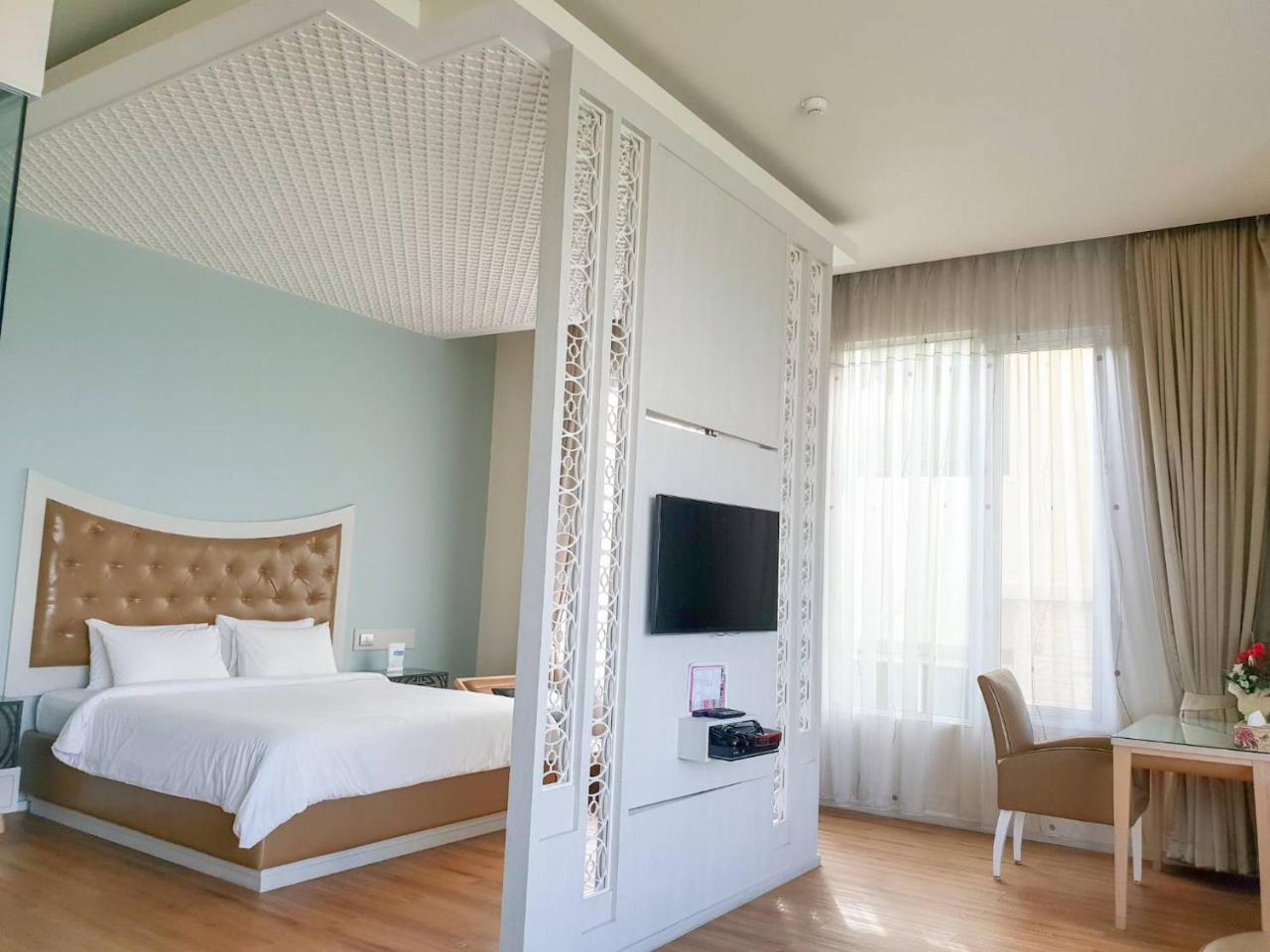 The Beverly Hills Hotel Nakhonratchasima Exterior foto